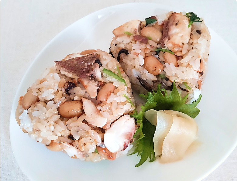 蒸し大豆入り塩こんぶの鯛めし（おむすび）