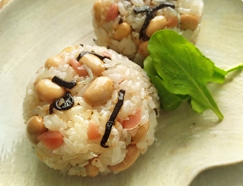 蒸し大豆と梅じゃこの塩こんぶ（オイル）おむすび