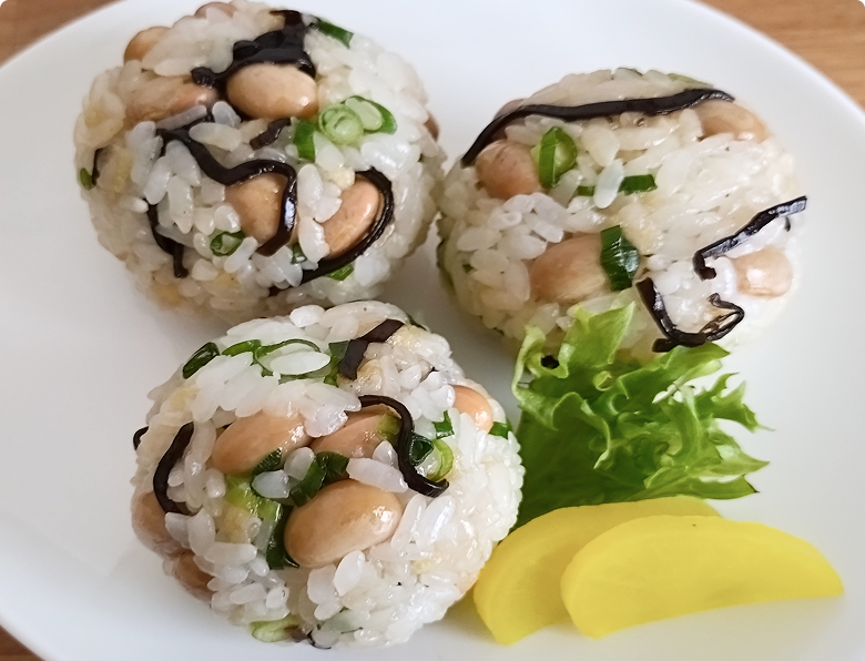 蒸し豆と塩こんぶのたぬきおむすび