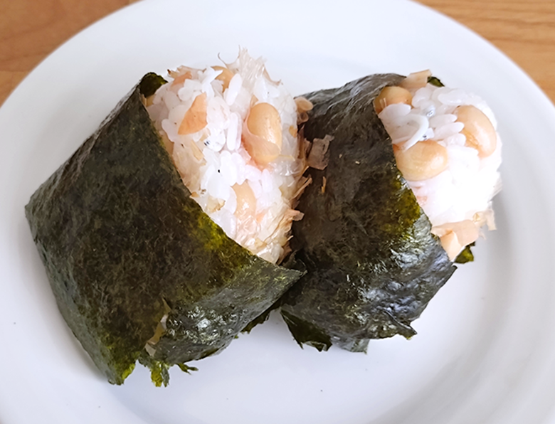 蒸し大豆としらすの梅かつおおむすび
