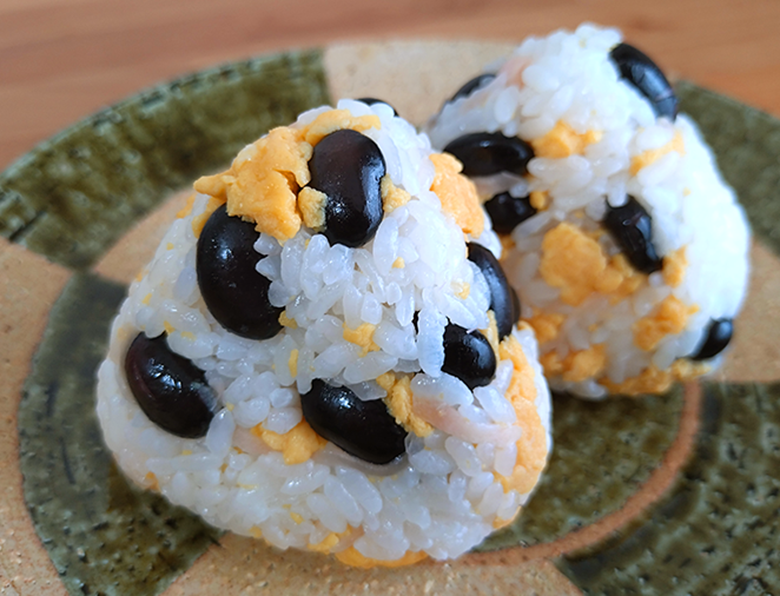 蒸し黒豆と炒り卵のおむすび