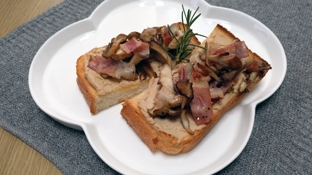 主菜　豆ときのこのオープンサンド