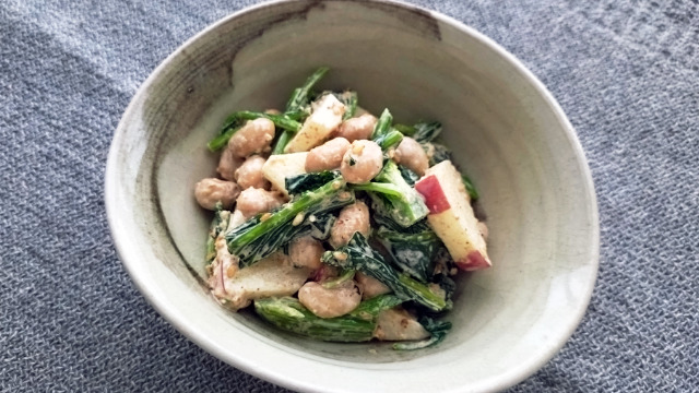 蒸し豆とほうれん草のごまマヨ和え