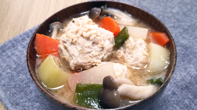 主菜　大豆入り鶏だんご汁