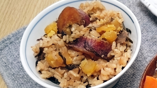 さつまいもと塩こんぶの炊き込みごはん