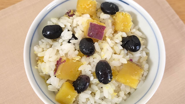 主食　蒸し黒豆とさつまいものごはん