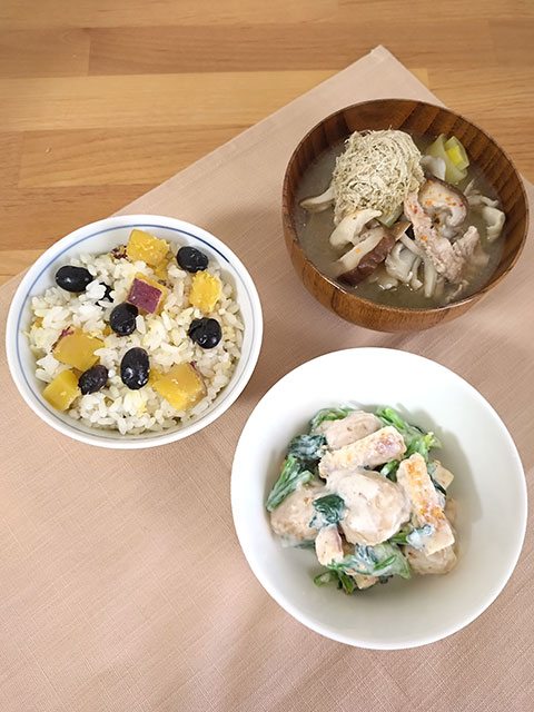 「蒸し黒豆とさつまいものごはん」献立