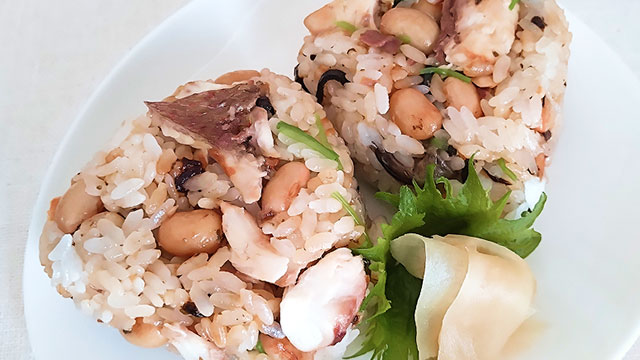 主食　蒸し大豆入り塩こんぶの鯛めし（おむすび）