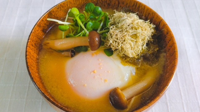 落とし卵の味噌汁