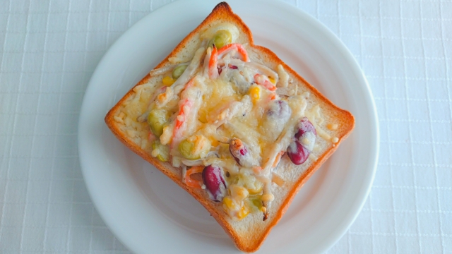豆とごぼうのサラダオープンチーズトースト
