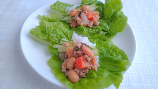 アレンジ１：肉そぼろの野菜手巻き