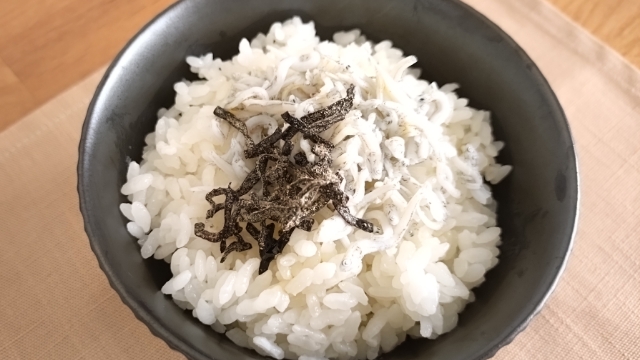 主食　しらすと塩こんぶのごはん