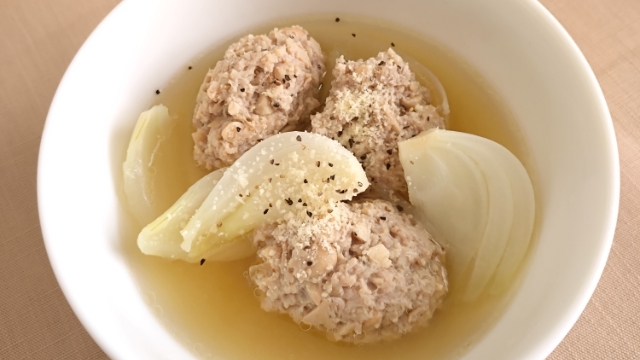 主菜　大豆入り鶏つみれと新玉ねぎのスープ煮