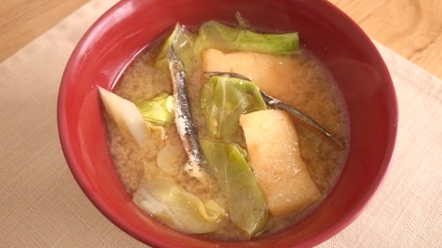 春キャベツと油揚げの味噌汁