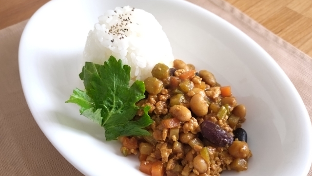 主菜　豆入り春野菜のキーマカレー