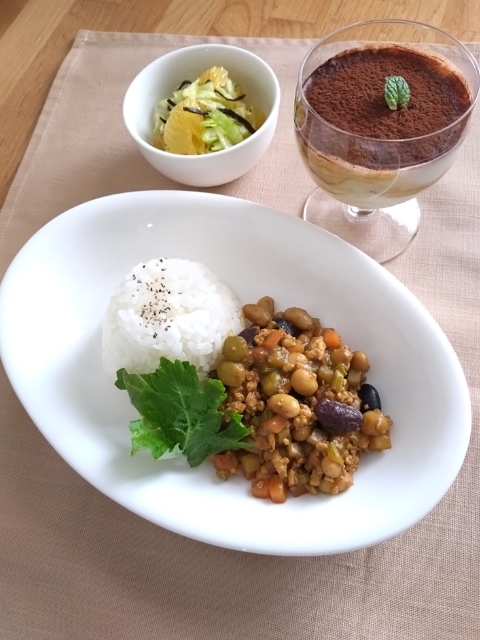 「豆入り春野菜のキーマカレー」献立