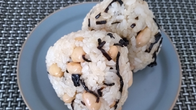主菜　蒸し大豆と塩こんぶのおむすび