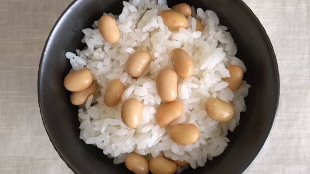 主食　蒸し豆のおむすびアレンジ