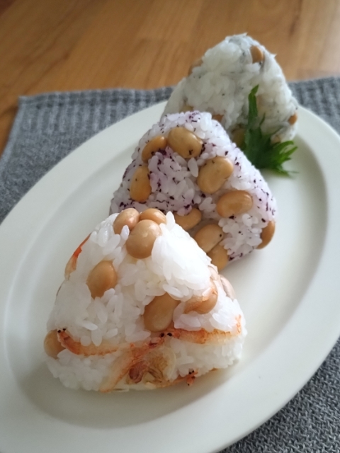 「蒸し豆のおむすびアレンジ」