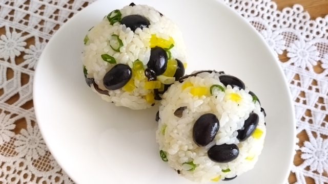 主食　蒸し大豆入りチュモッパ風（韓国風おむすび）