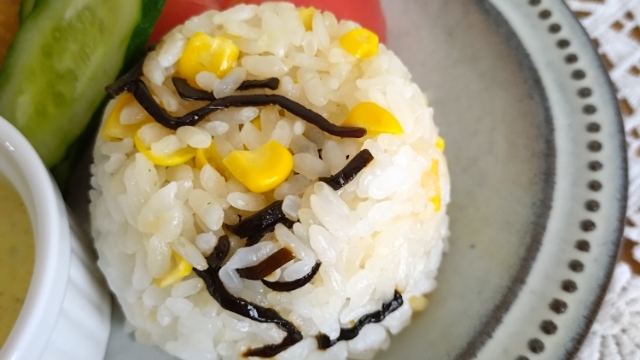 主食　とうもろこしと塩こんぶの混ぜごはん