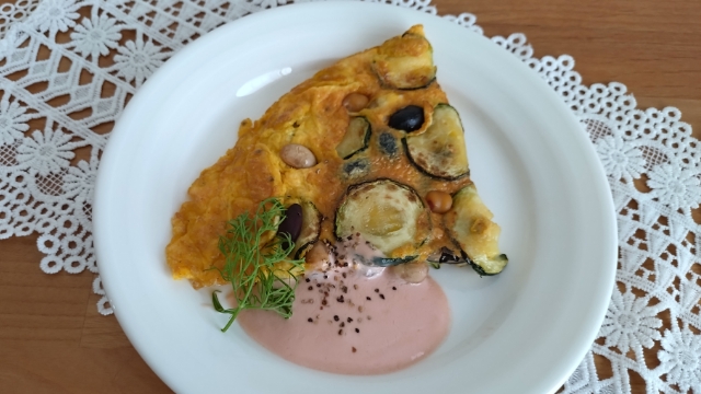 主菜　豆とズッキーニのオムレツヨーグルトオーロラソース