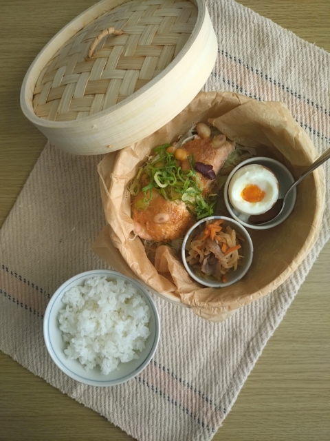 「セイロで朝ごはん（鮭とキャベツのごま味噌蒸し）」献立