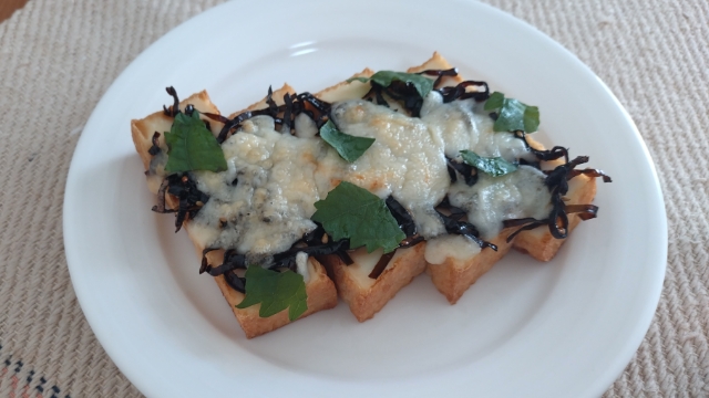 主菜　厚揚げの昆布チーズ焼き