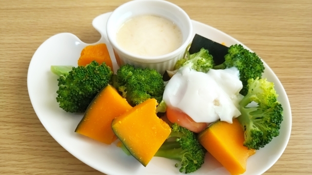 蒸し野菜の温玉サラダ