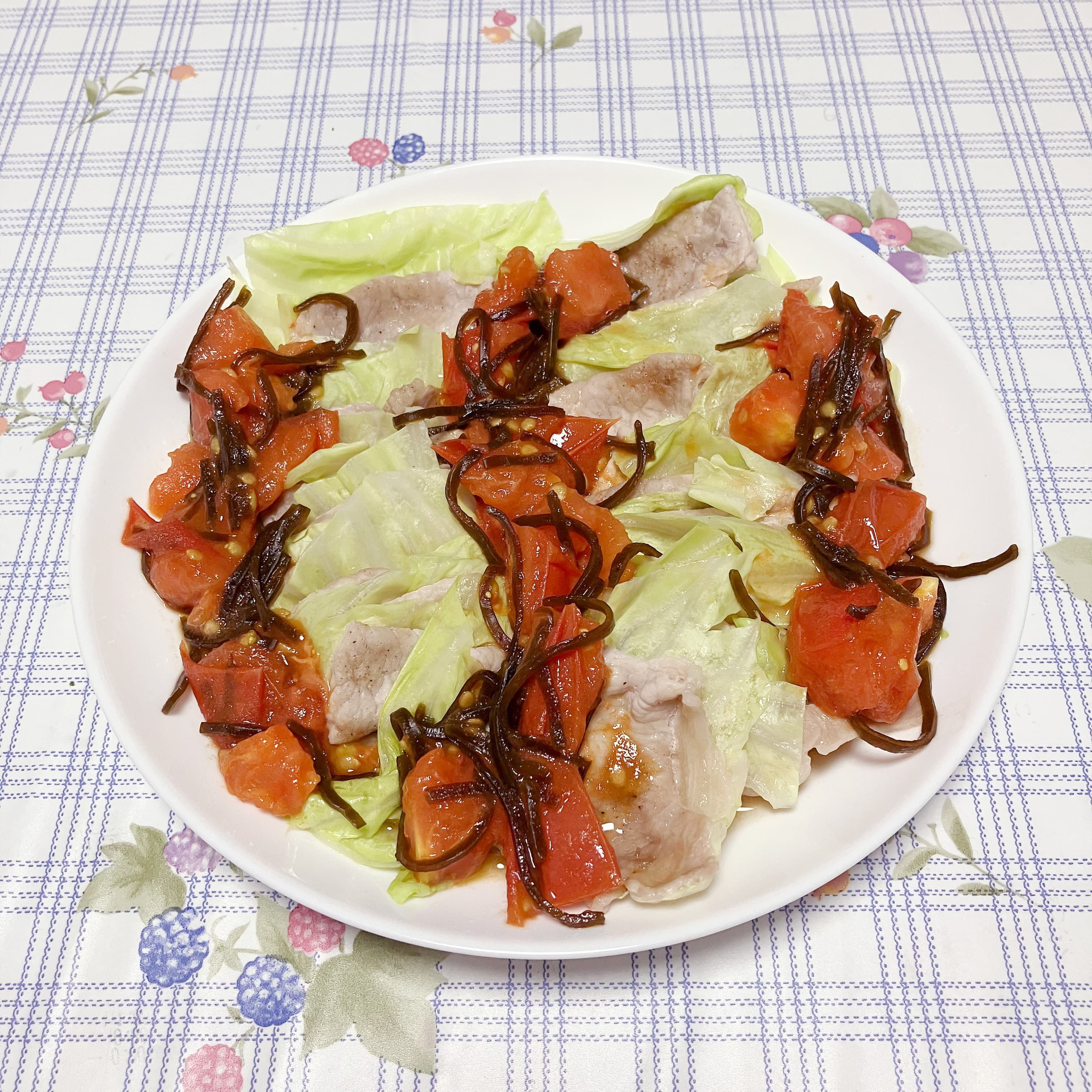 キャベツと豚肉のふじっ子トマトソース